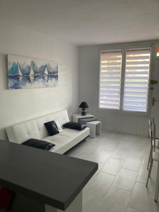 Tres Bel Appartement Entierement Renove 艾姆布里亚布拉瓦 外观 照片
